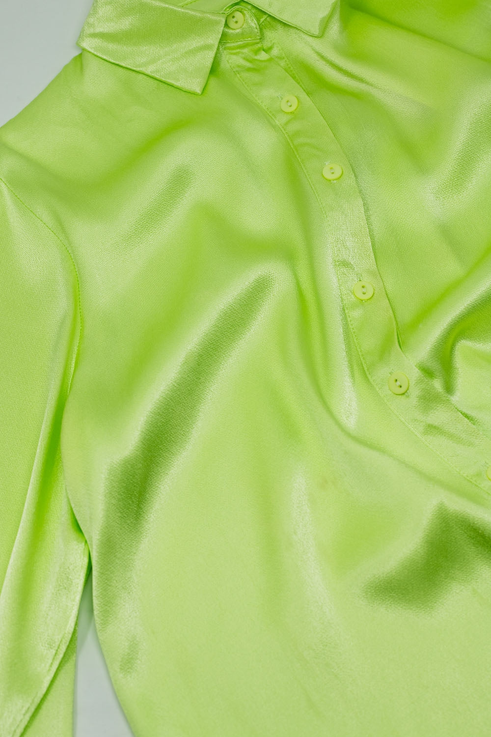 Blusa de saten manga comprida com botões e gola polo na cor lima
