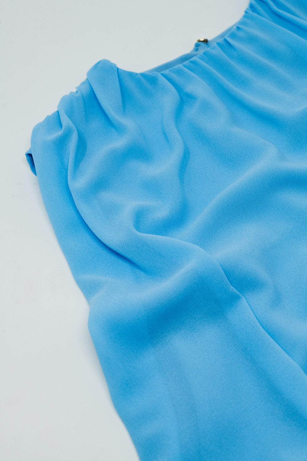 Top azul com design de pregas