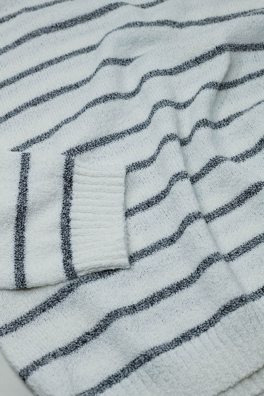 Camisola de ombros caídos em branco com riscas cinzentas