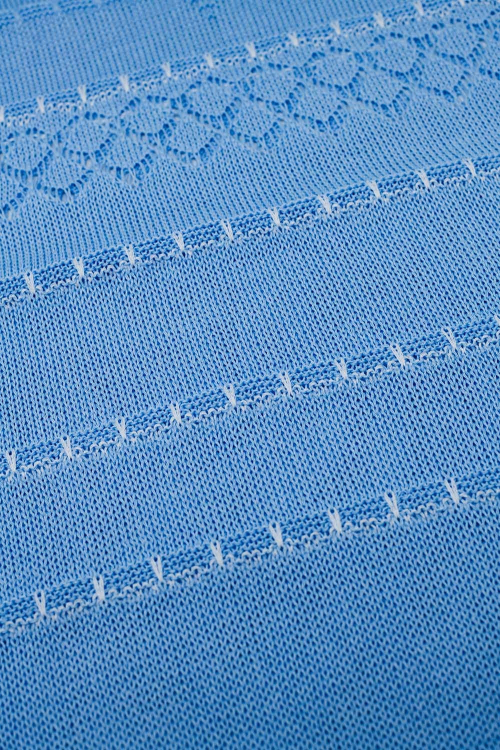 Vestido midi sem mangas azul bebé com decote em V e desenho em croché
