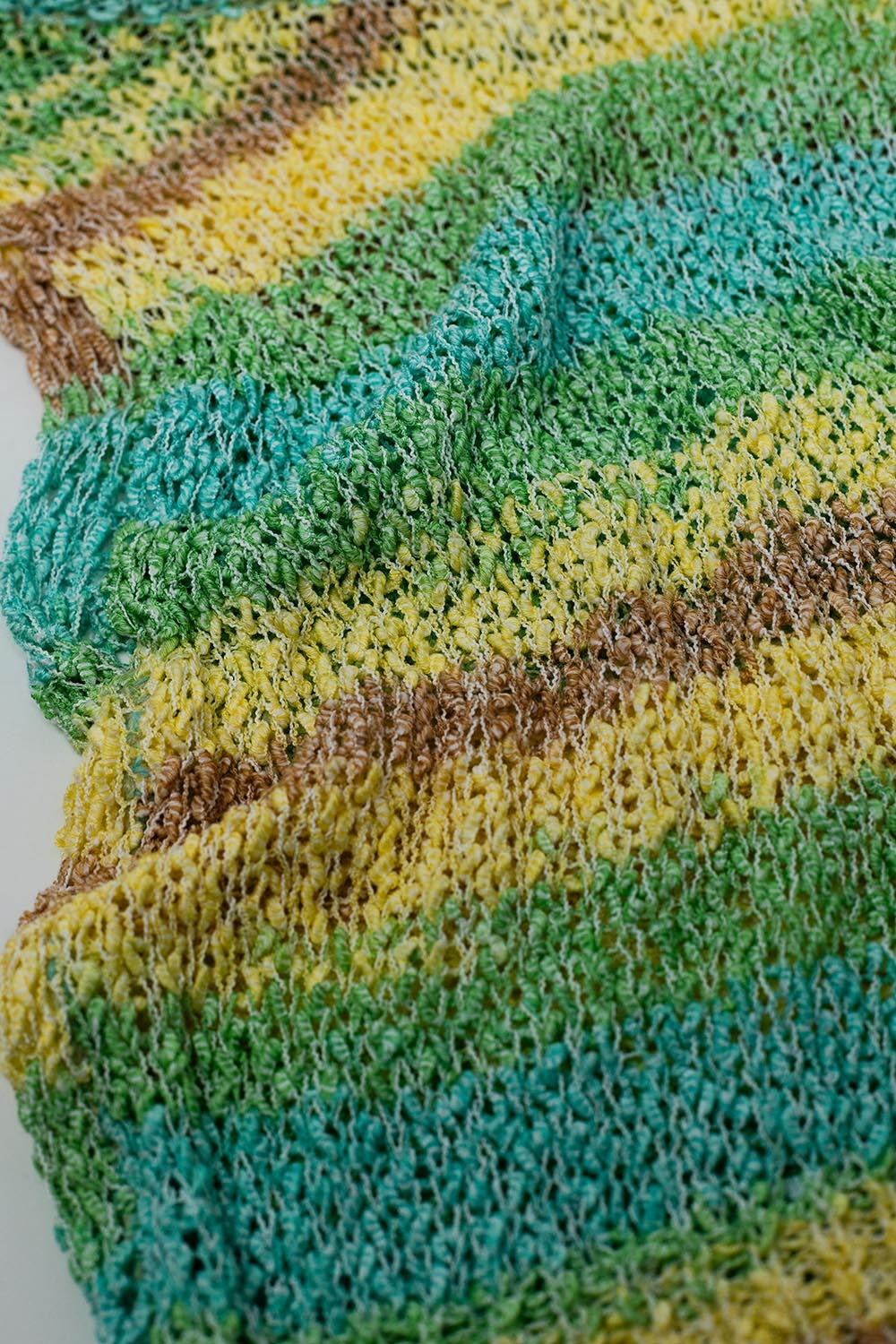 Camisola de malha multicolor sem mangas com riscas e decote em gola redonda