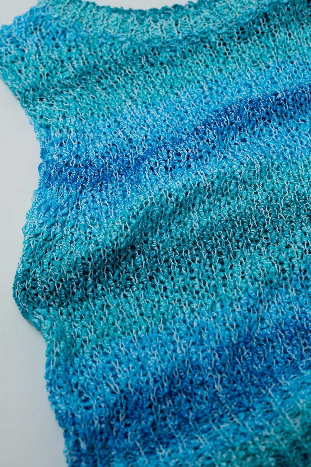 Camisola de malha Tints of Blue sem mangas com riscas e decote em gola redonda