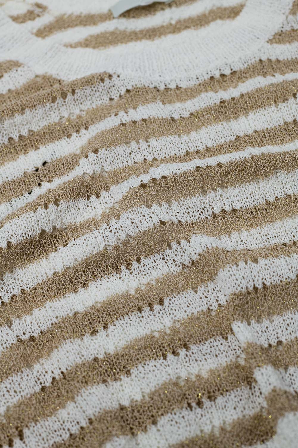 Camisola de malha aberta com corte às riscas e sem mangas em castanho e branco