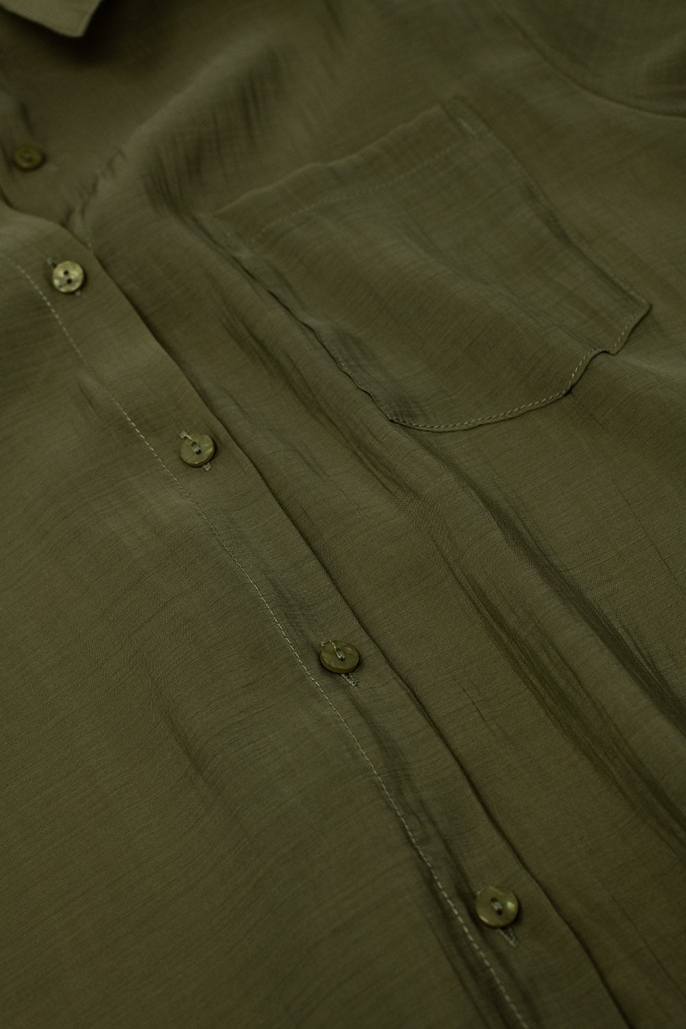 Camisa Kahki com mangas compridas e um bolso no peito