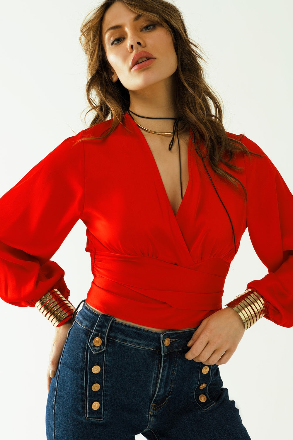 Top curto vermelho com mangas compridas e largas