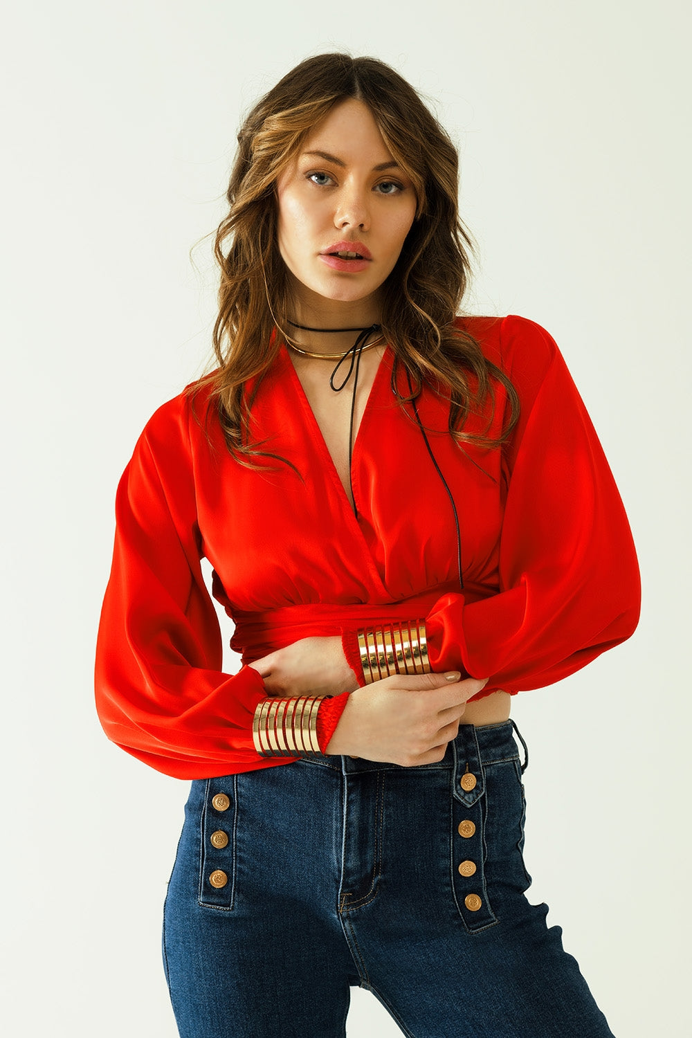 Top curto vermelho com mangas compridas e largas
