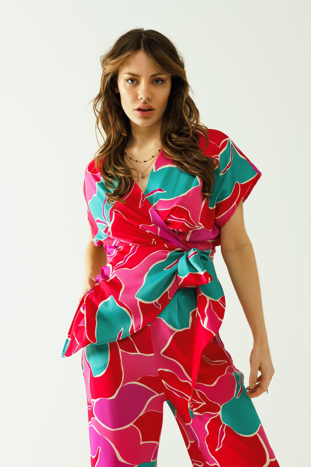 Top de manga curta com design floral e um pormenor de nó