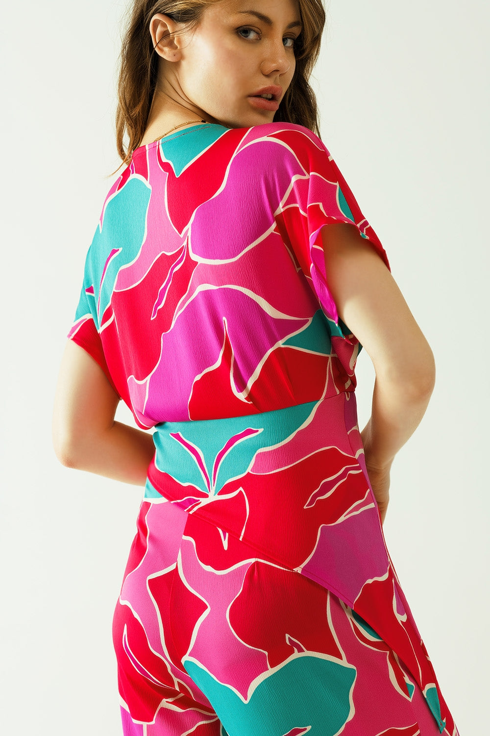 Top de manga curta com design floral e um pormenor de nó
