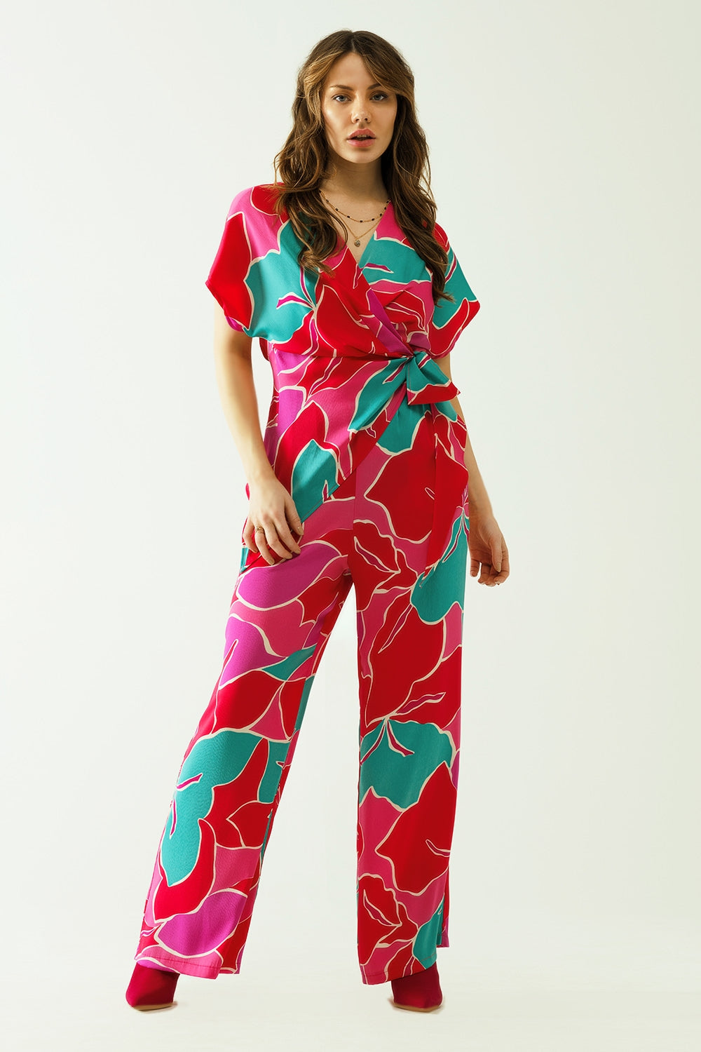 Top de manga curta com design floral e um pormenor de nó
