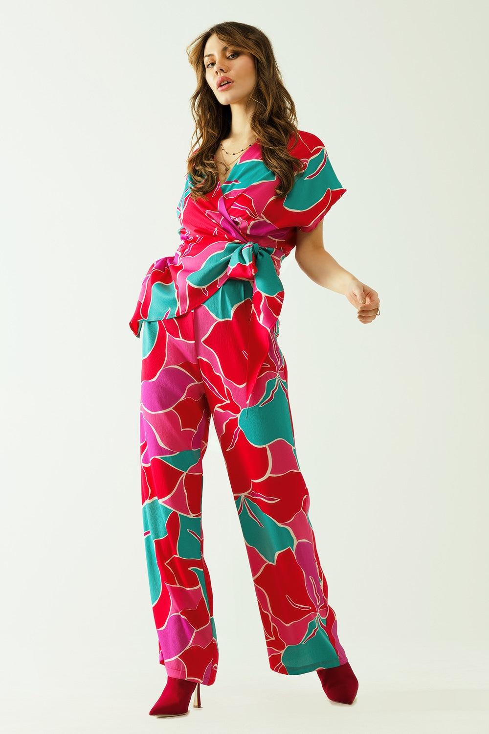 Top de manga curta com design floral e um pormenor de nó