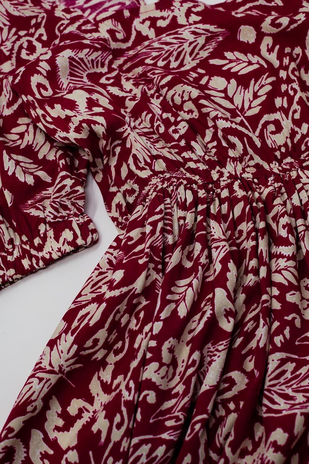 vestido curto com estampado floral e costas franzidas