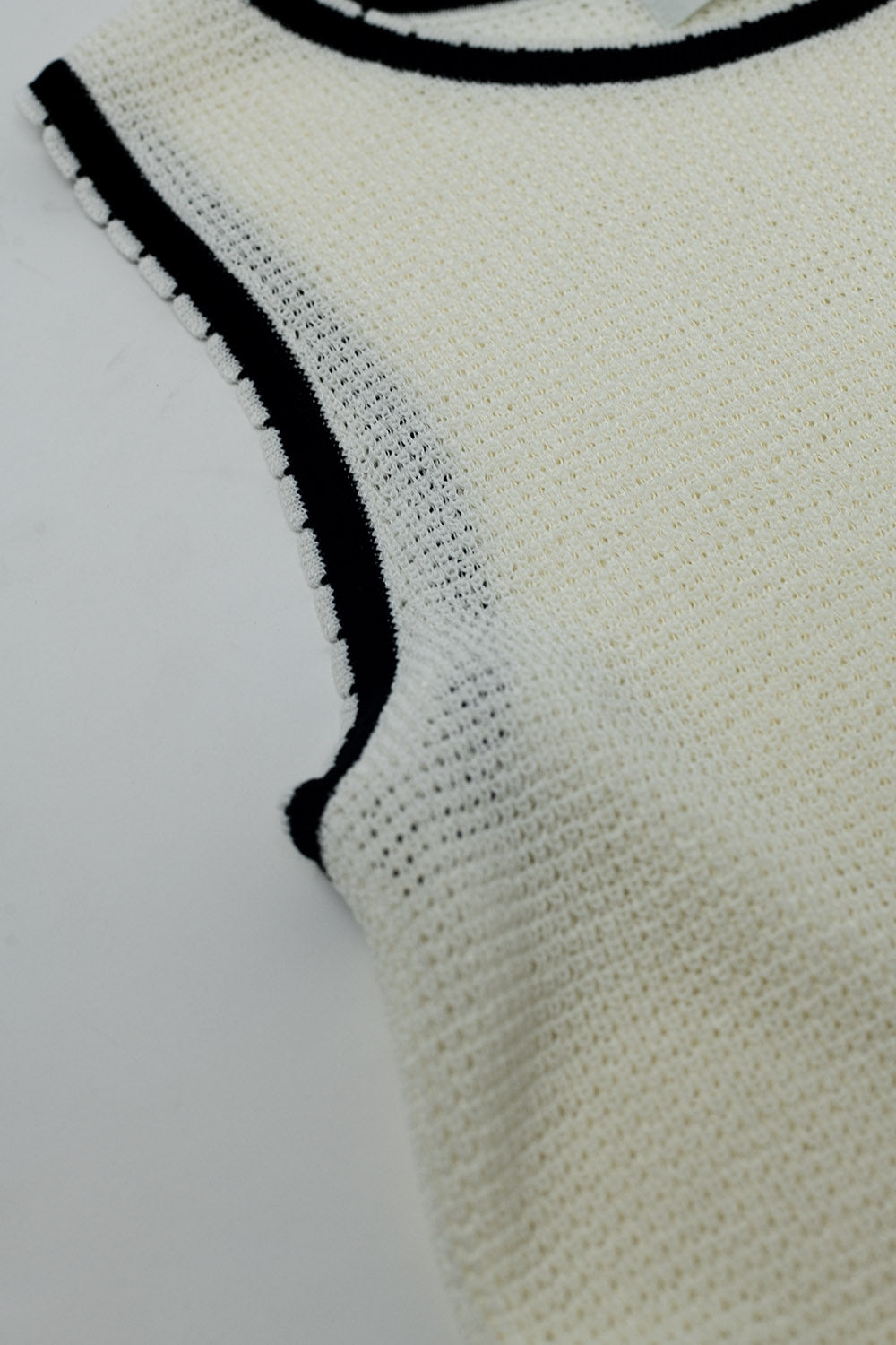 Top sem mangas branco com ponteado com pormenores em preto e branco