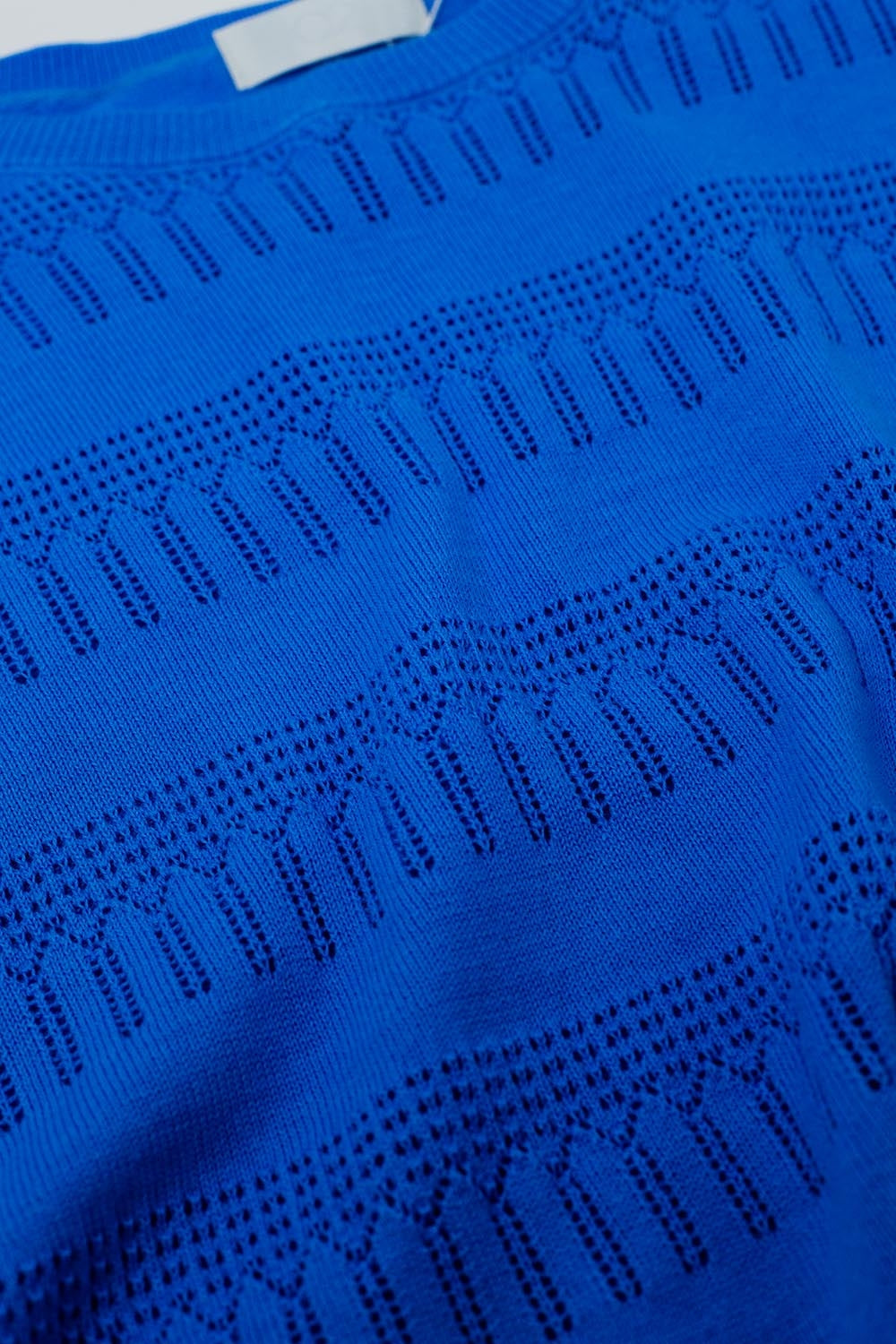 Camisola em azul com desenho de renda e manga curta