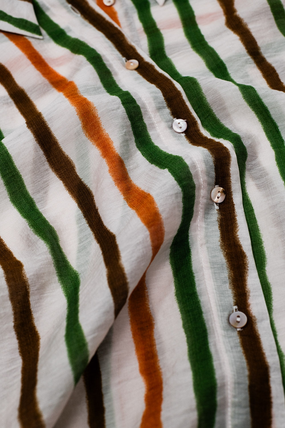camisa de manga comprida em chiffon com riscas multicoloridas verdes e castanhas