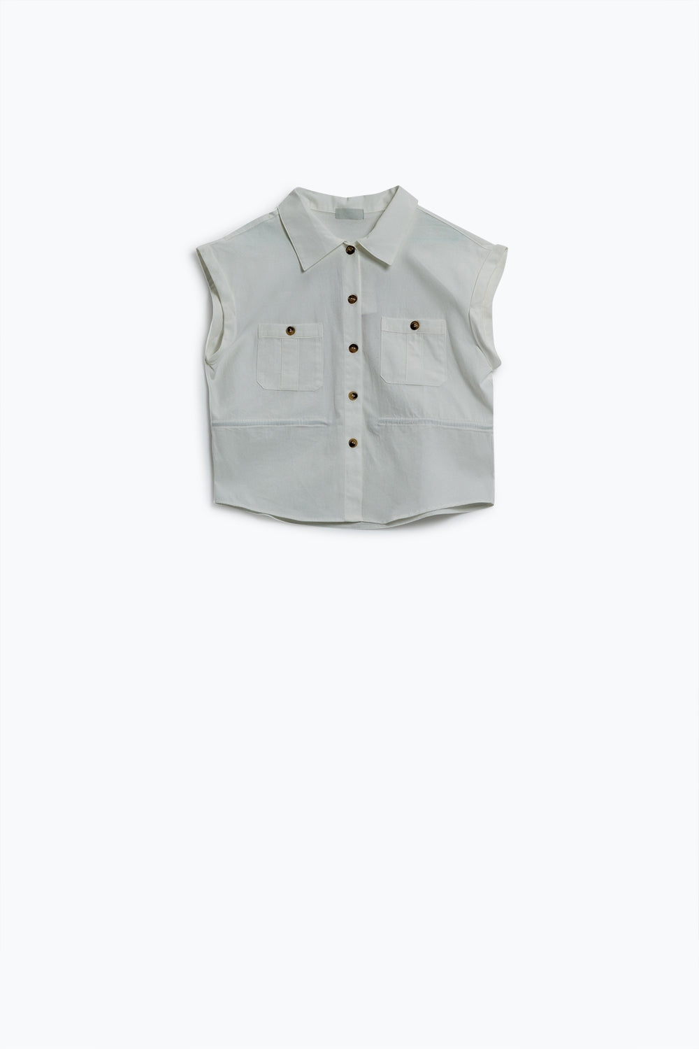 Camisa branca com botões e bolsos no peito