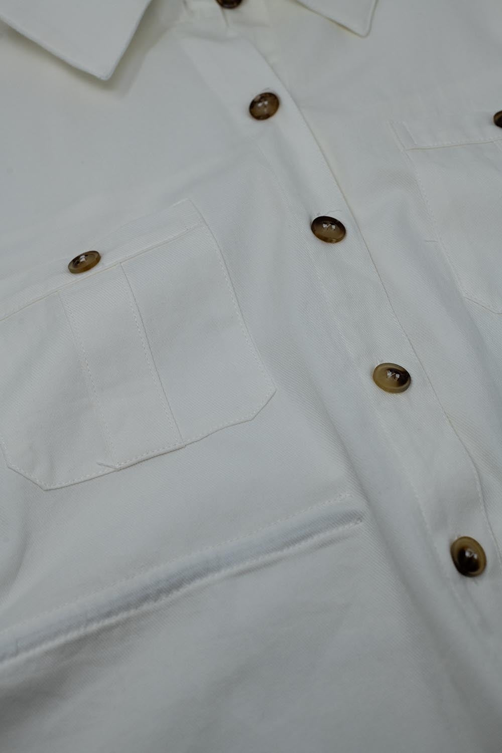Camisa branca com botões e bolsos no peito