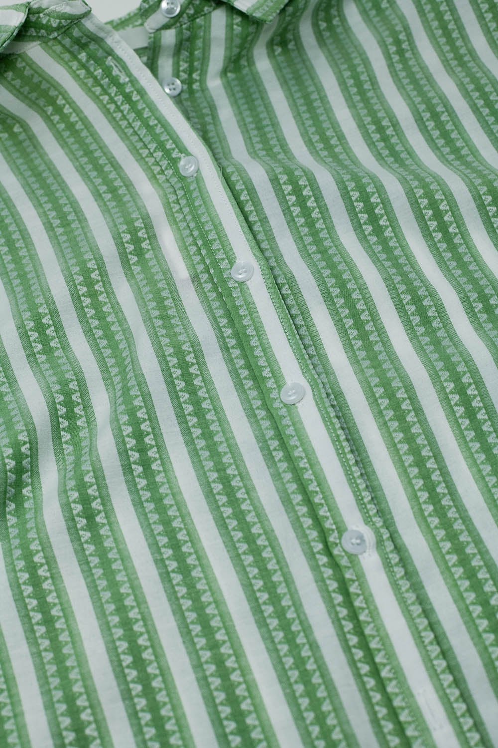 Blusa verde com riscas verticais e mangas curtas
