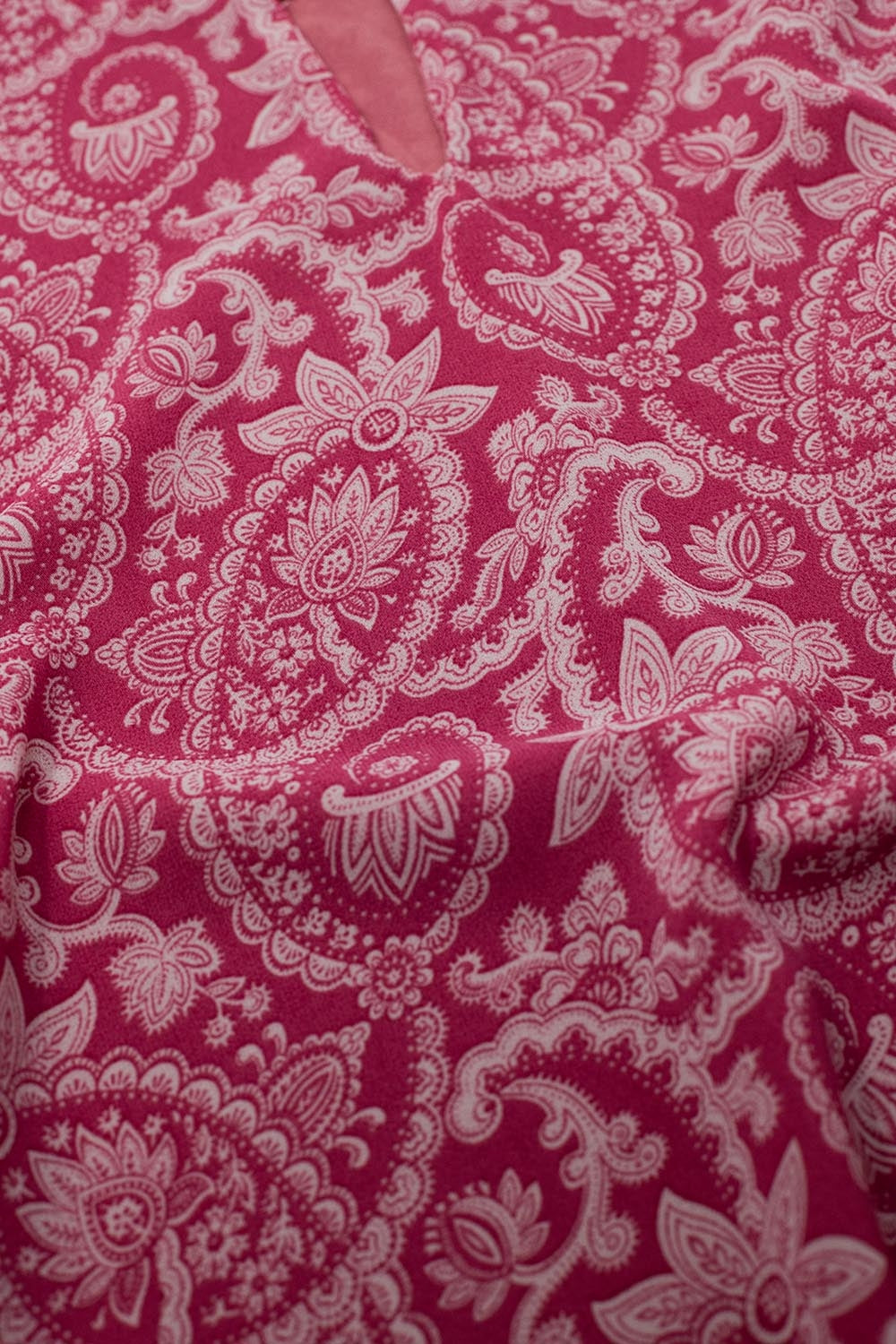 Blusa de chiffon cor-de-rosa com estampado floral e mangas compridas em balão