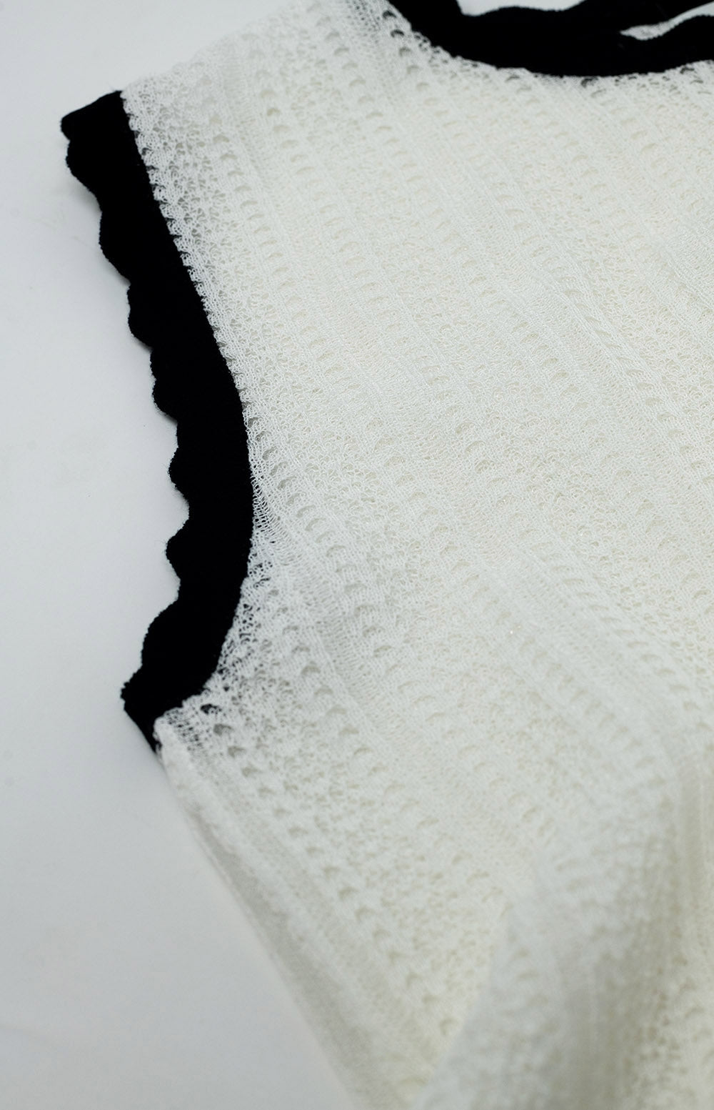 camisola de malha branca com rebordo ondulado preto