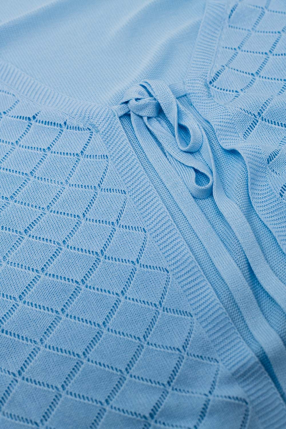 Casaco azul bebé com estampado Argyle e fecho com laço