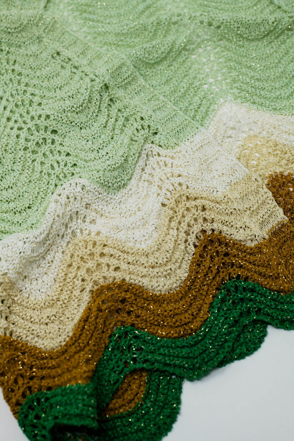 Casaco de malha curto com mangas de anjo e pormenor ondulado multicolor em verde