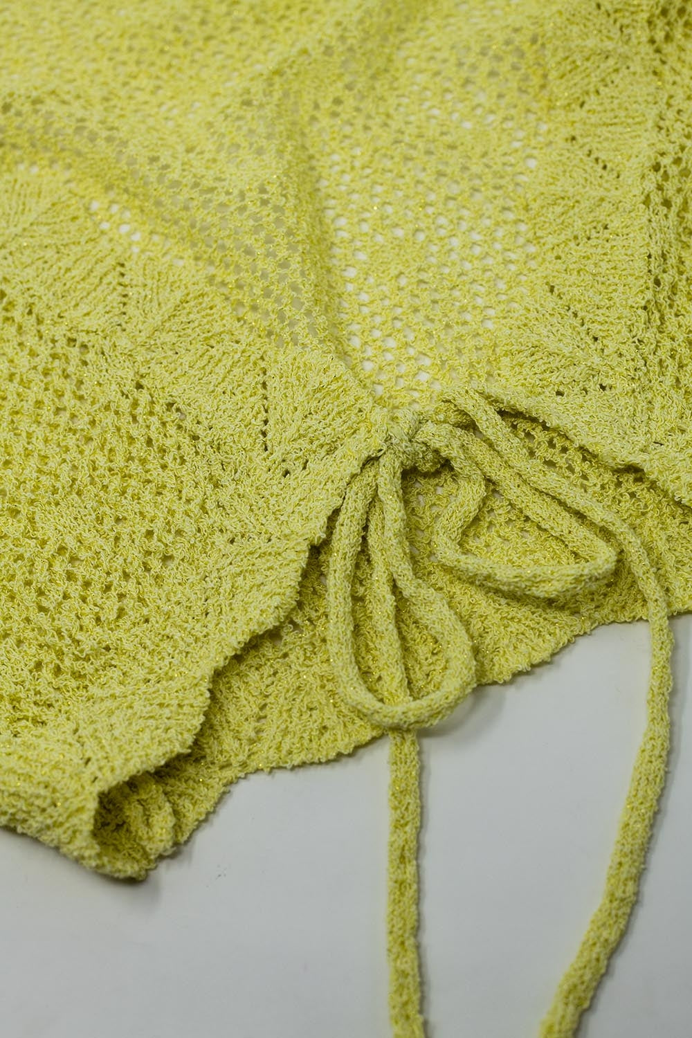 Casaco de malha curto amarelo com pormenor em lurex