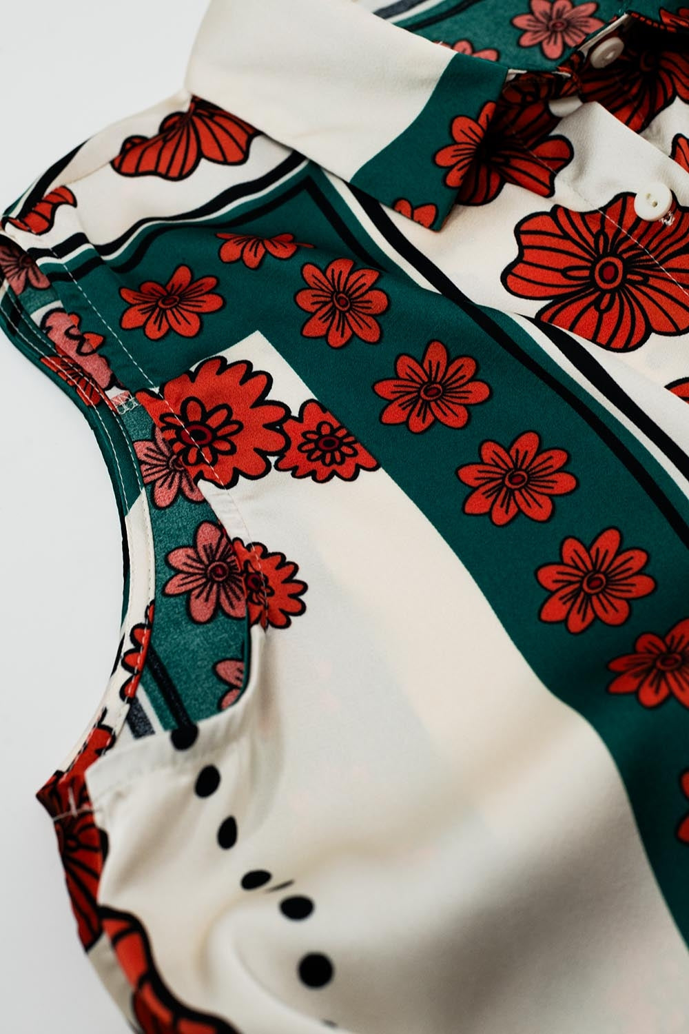 Camisa sem mangas em creme com motivos florais