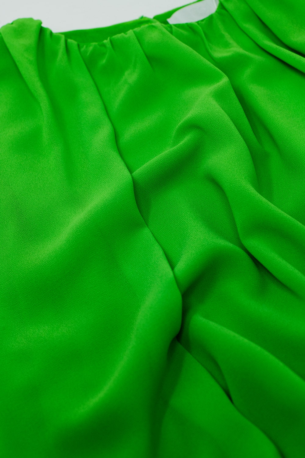 Top de musselina verde com design de pregas
