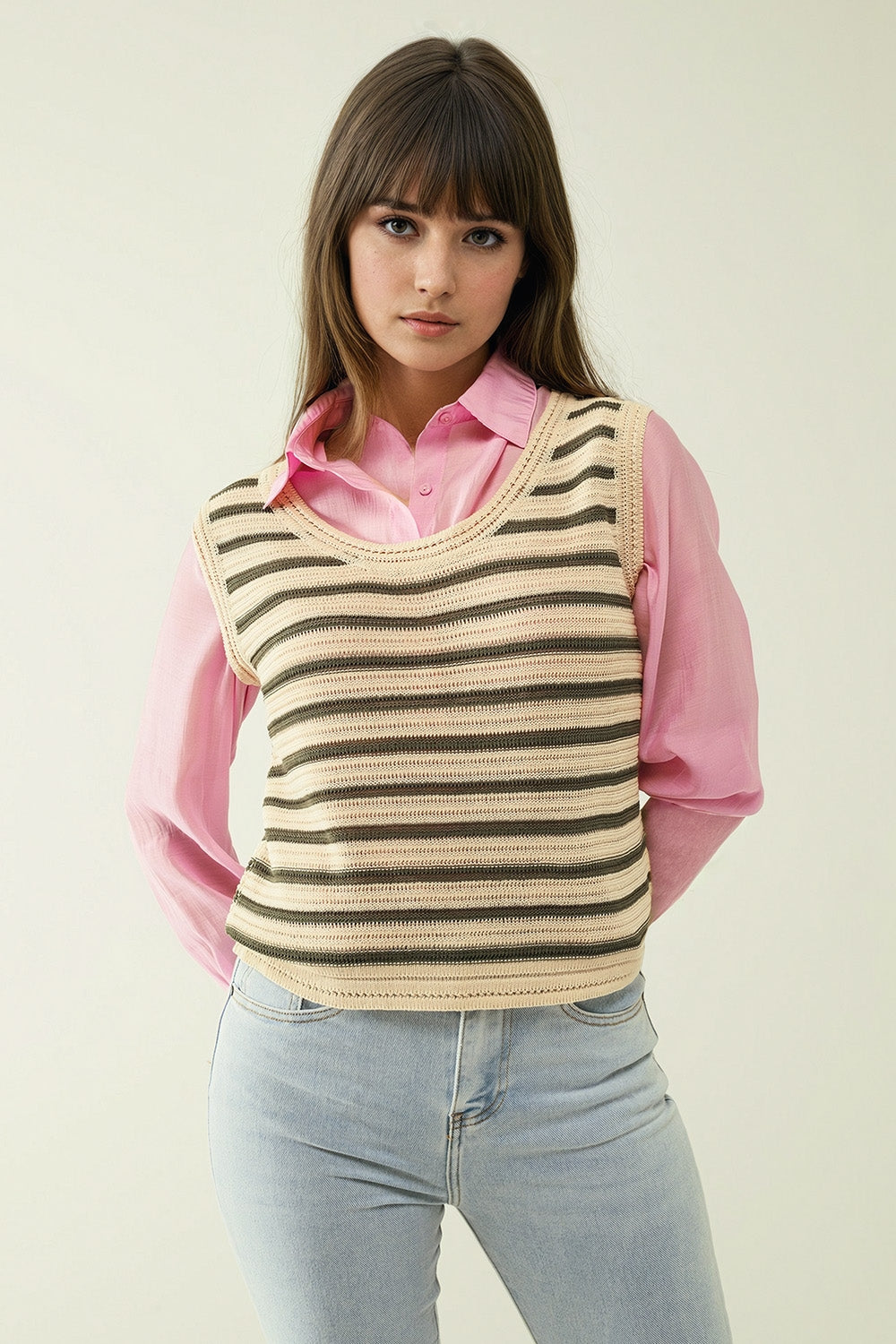 Top de malha sem mangas em creme com riscas khaki