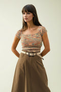 Top elástico colorido com parte inferior das costas descoberta