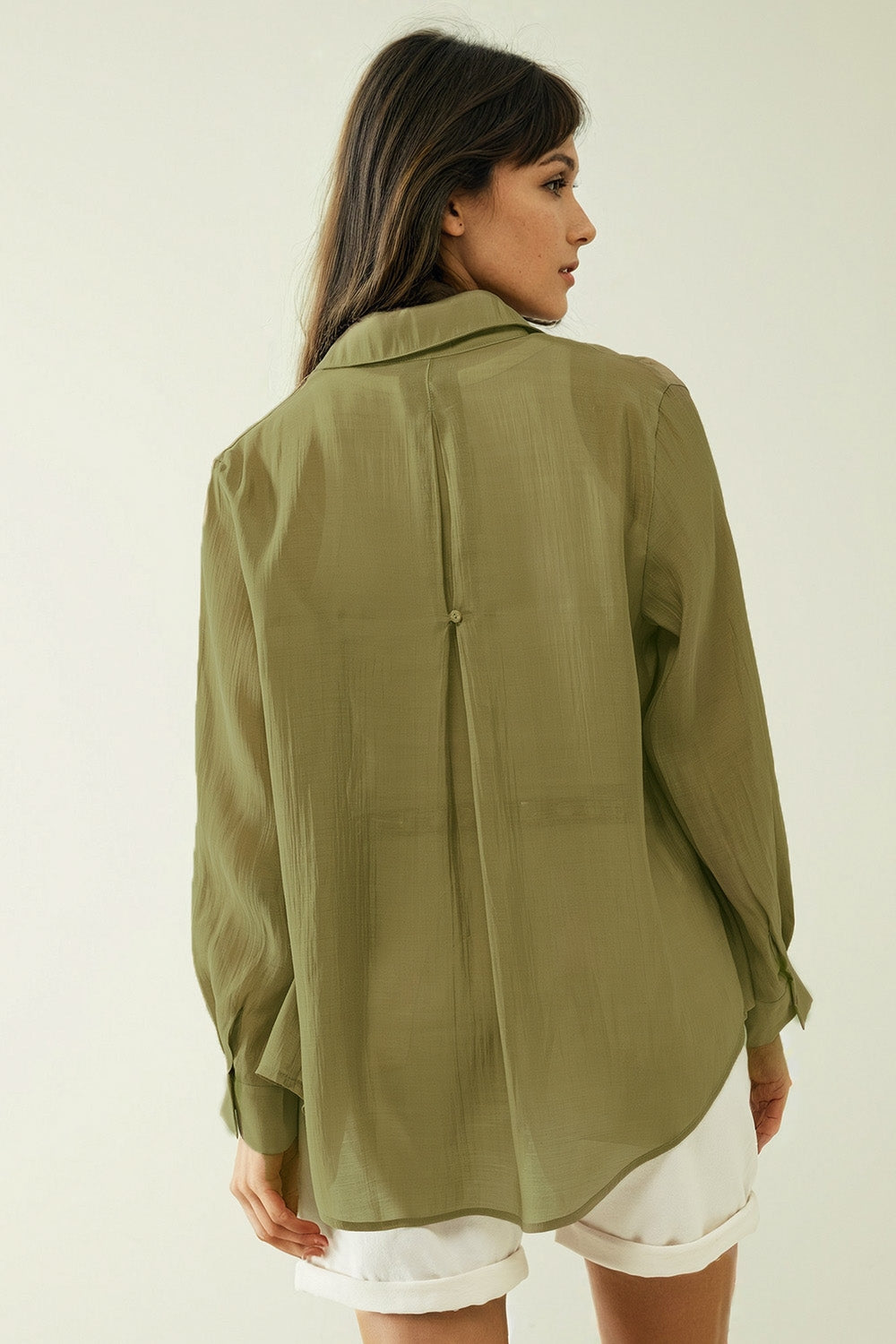 Camisa Kahki com mangas compridas e um bolso no peito