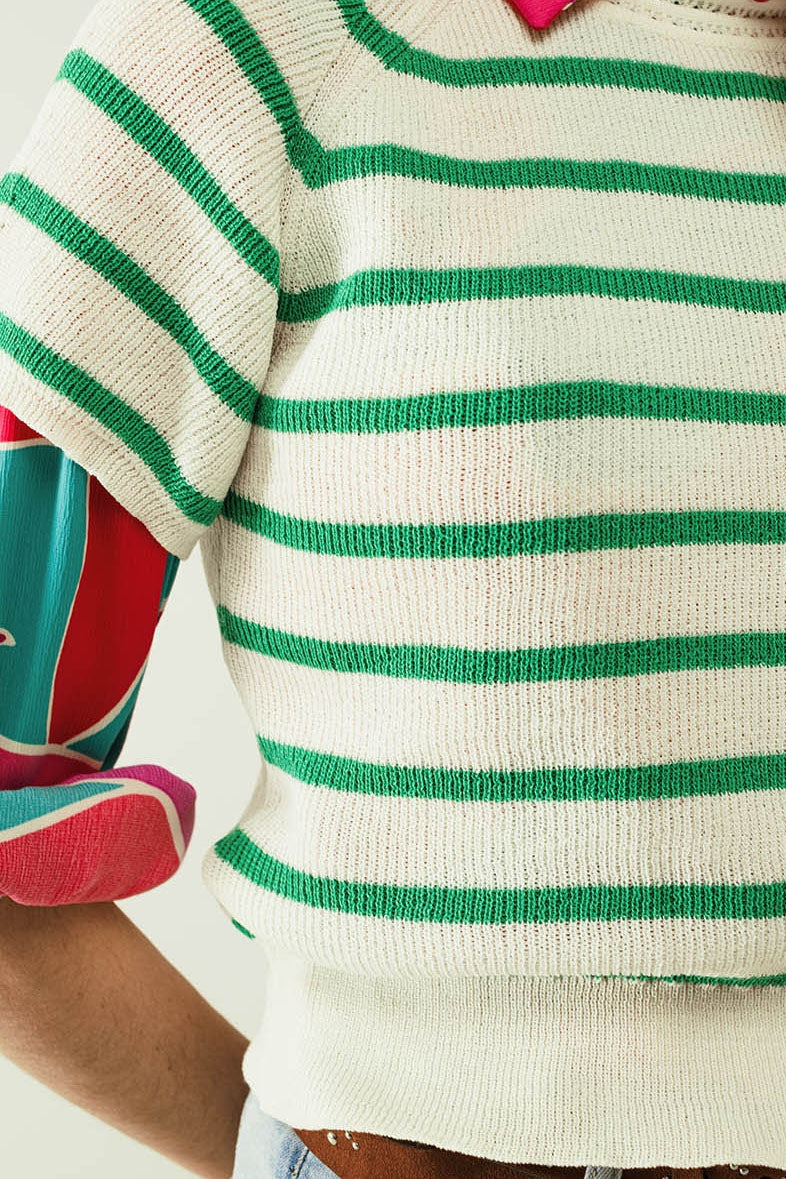 Camisola de manga curta em malha branca com riscas verdes