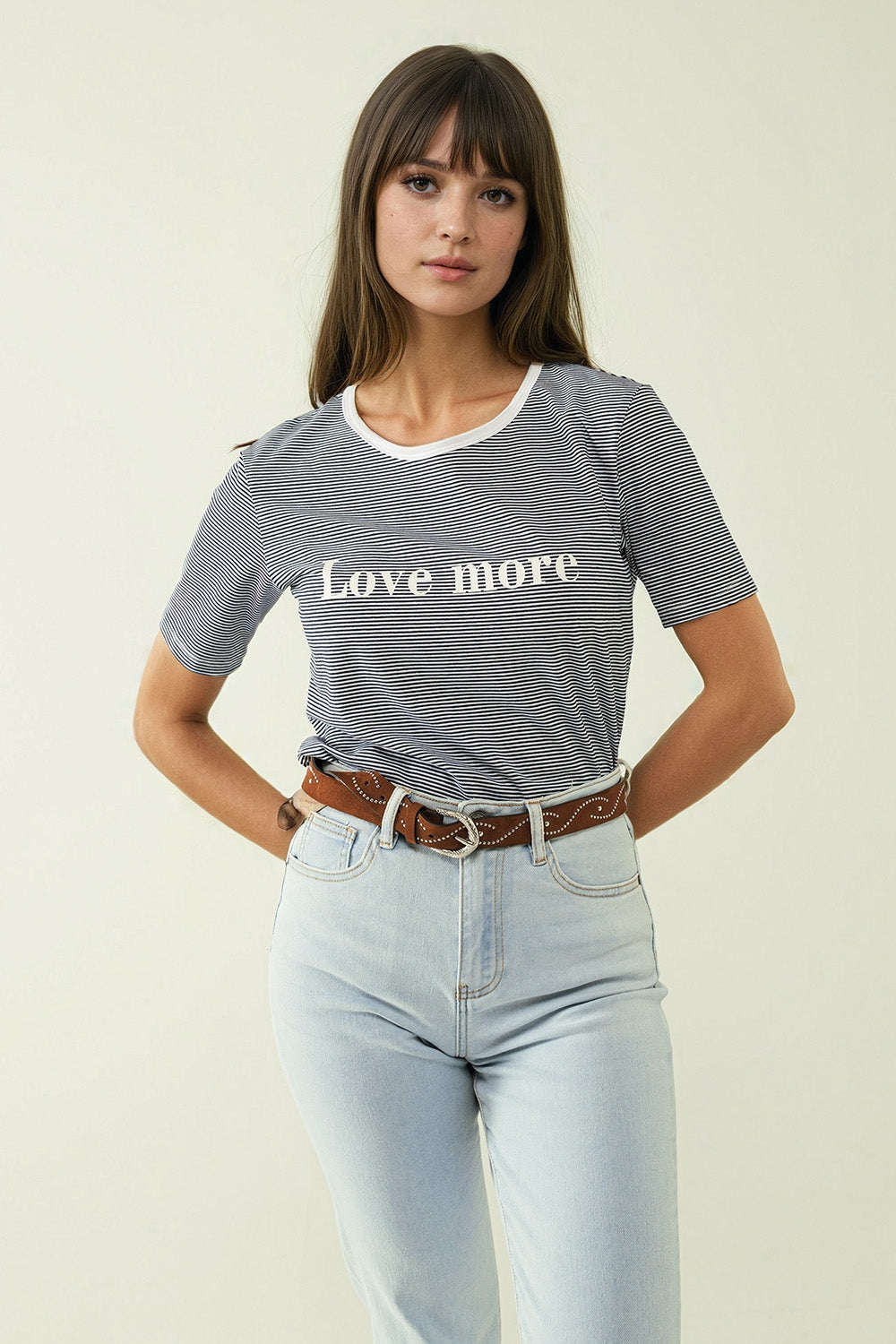 T-shirt branca com riscas pretas e texto Love More