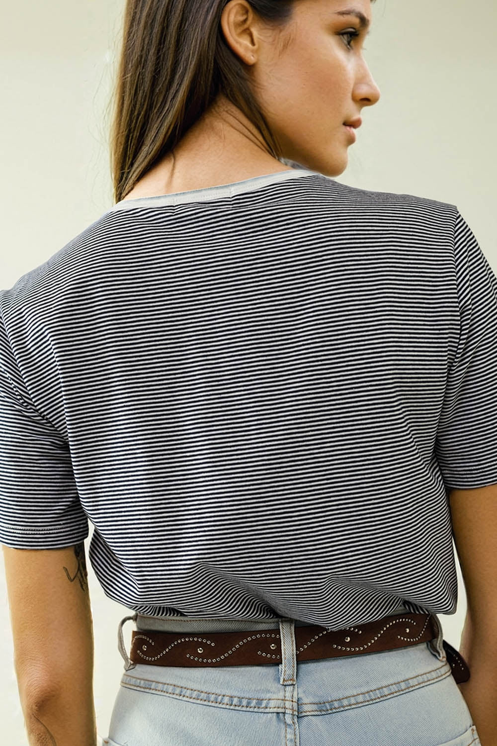 T-shirt branca com riscas pretas e texto Love More