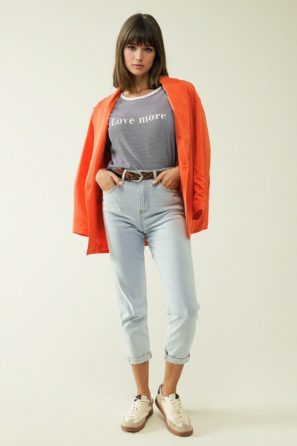 T-shirt branca com riscas pretas e texto Love More