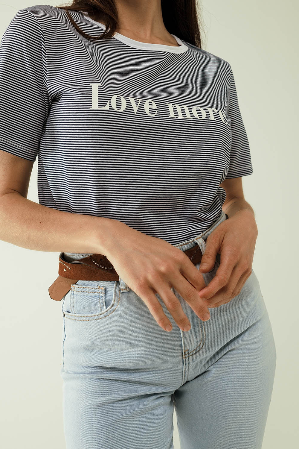T-shirt branca com riscas pretas e texto Love More