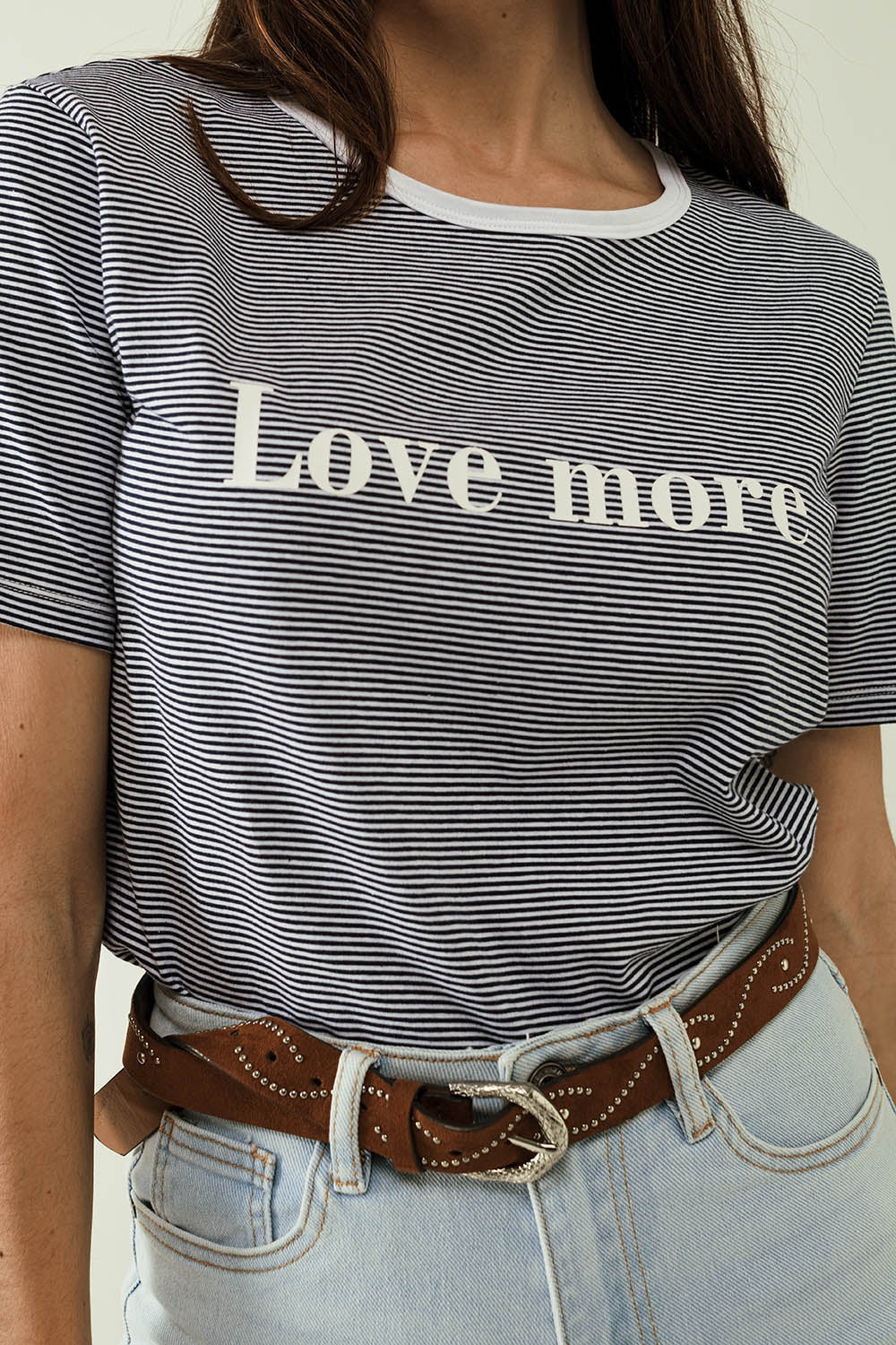 T-shirt branca com riscas pretas e texto Love More