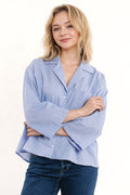 Camisa azul de mangas largas 3/4 com um bolso no peito