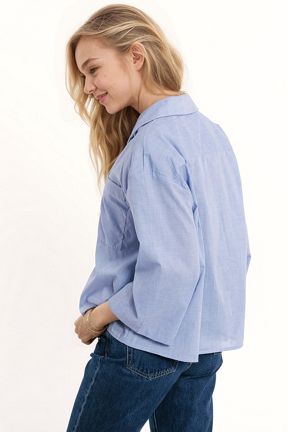 Camisa azul de mangas largas 3/4 com um bolso no peito