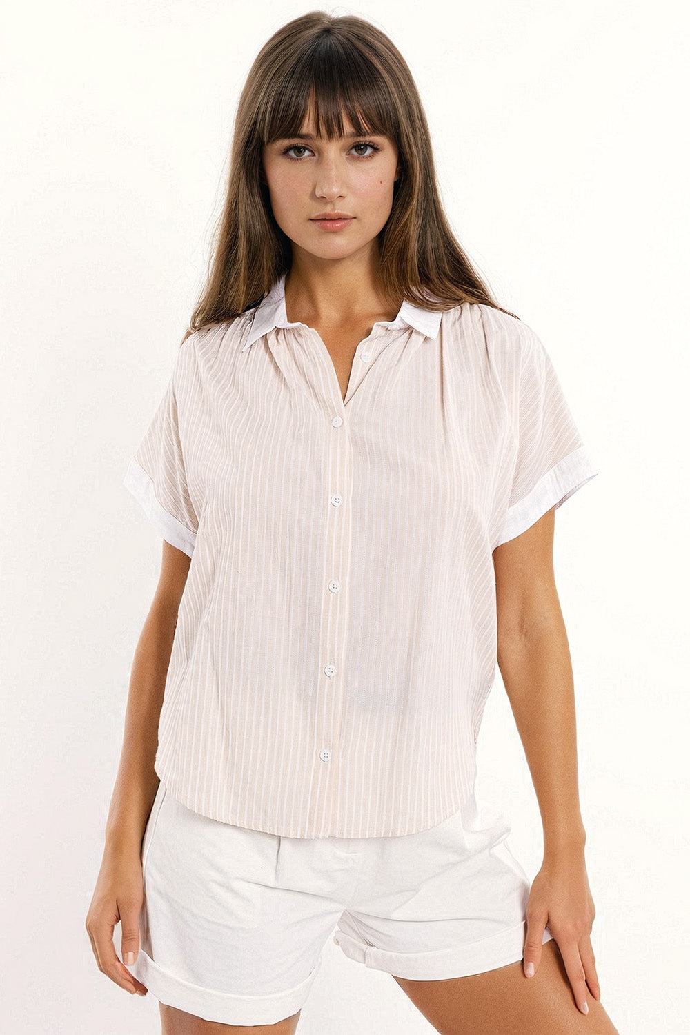 Camisa bege com mangas curtas e riscas verticais