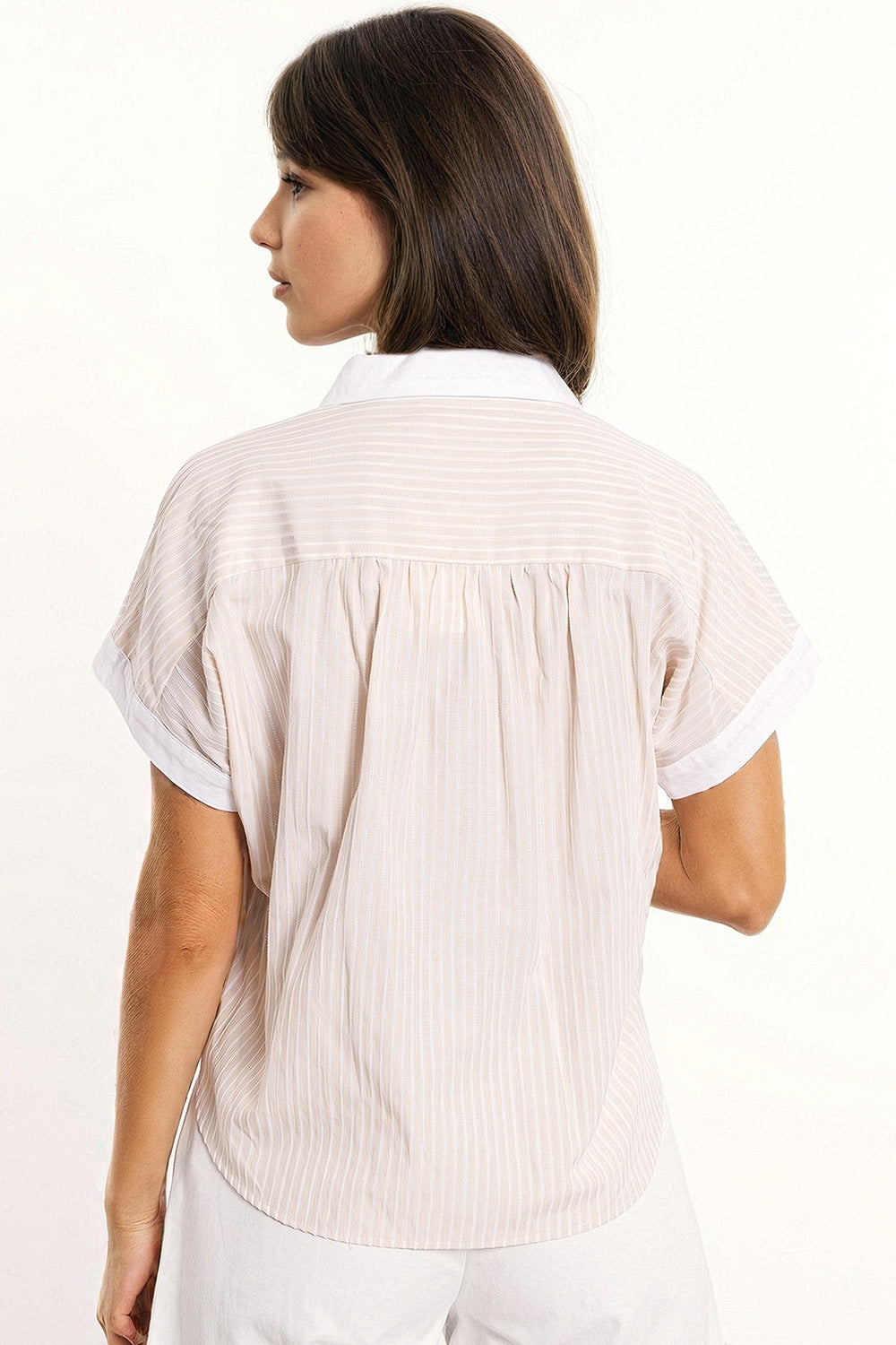 Camisa bege com mangas curtas e riscas verticais