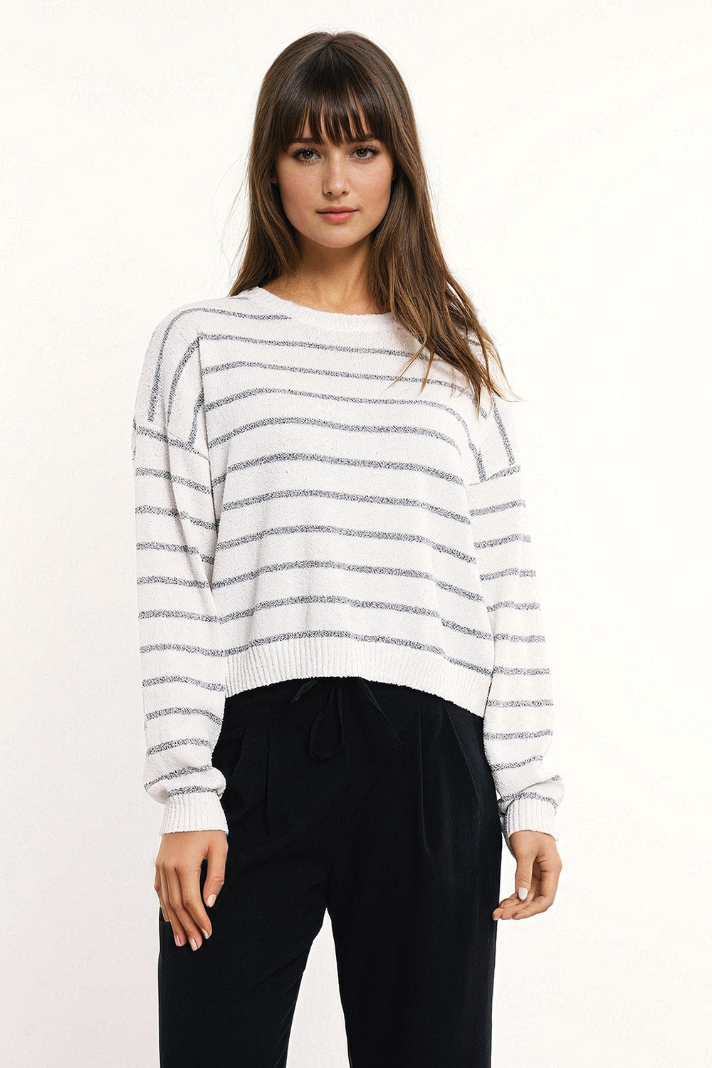 Camisola de ombros caídos em branco com riscas cinzentas