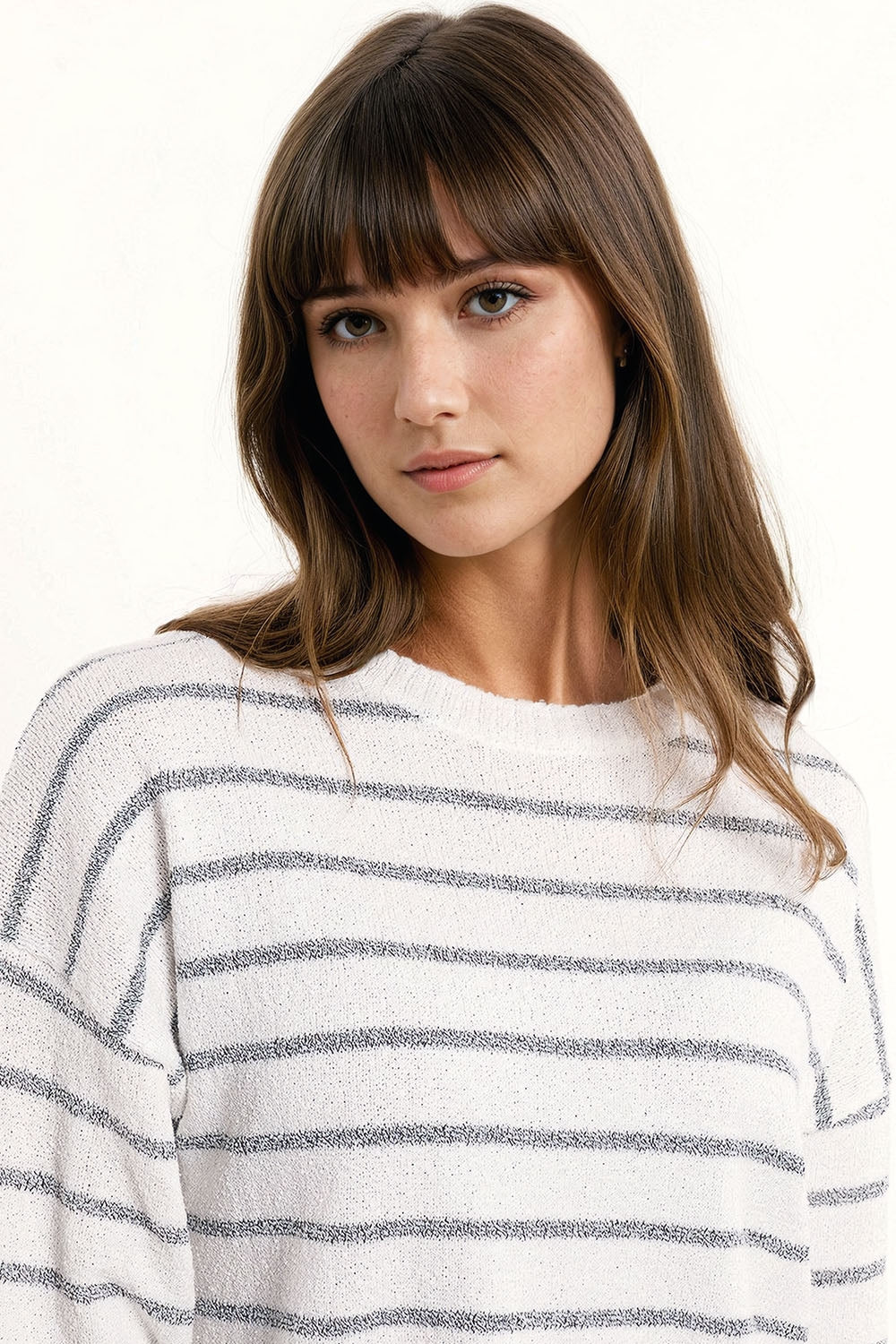 Camisola de ombros caídos em branco com riscas cinzentas
