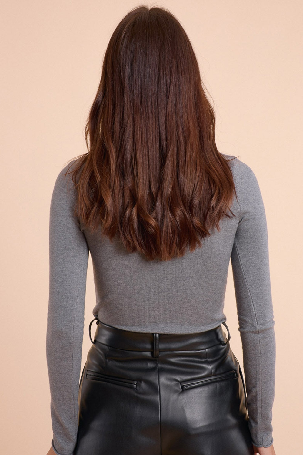 Camisola bodycon cinzenta básica de malha fina