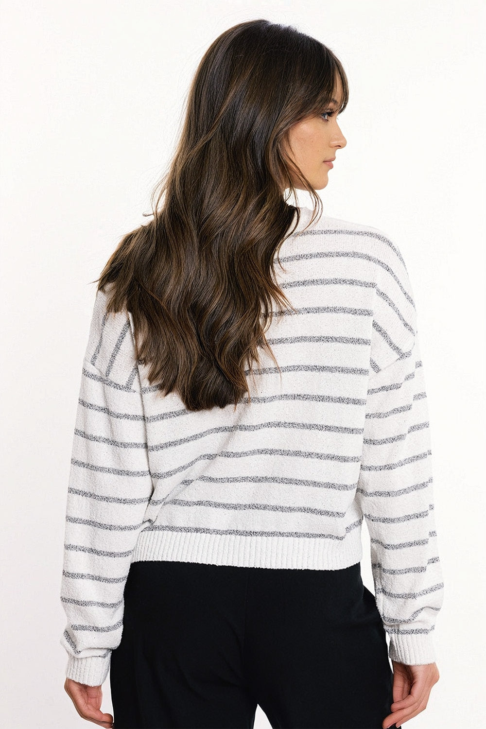 Camisola de ombros caídos em branco com riscas cinzentas