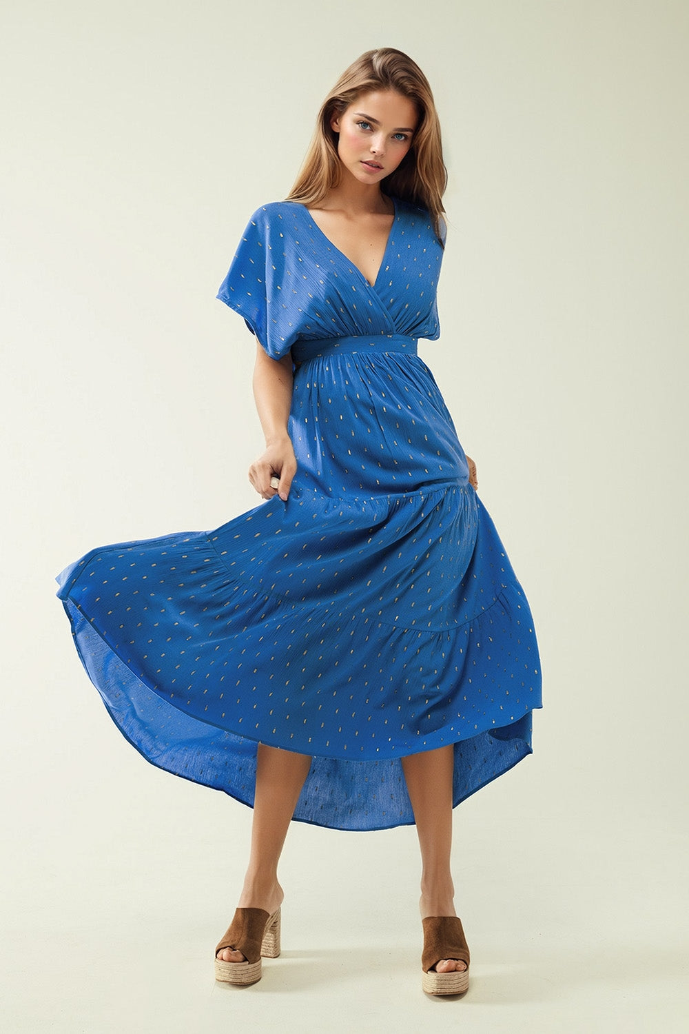 vestido maxi azul solto com pormenores dourados