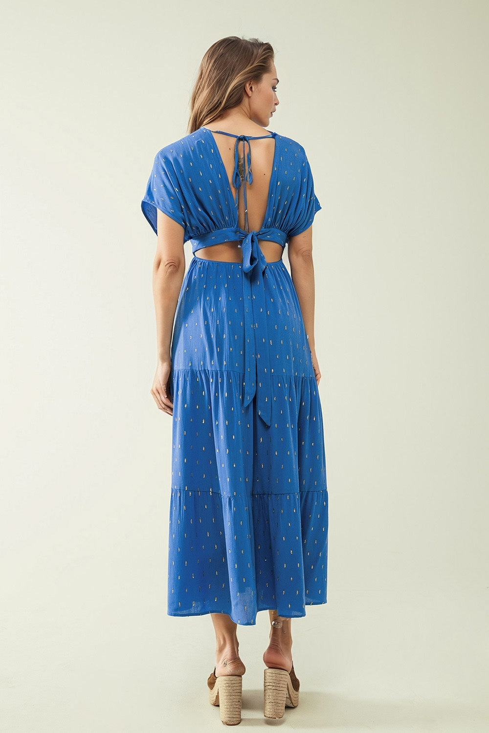 vestido maxi azul solto com pormenores dourados