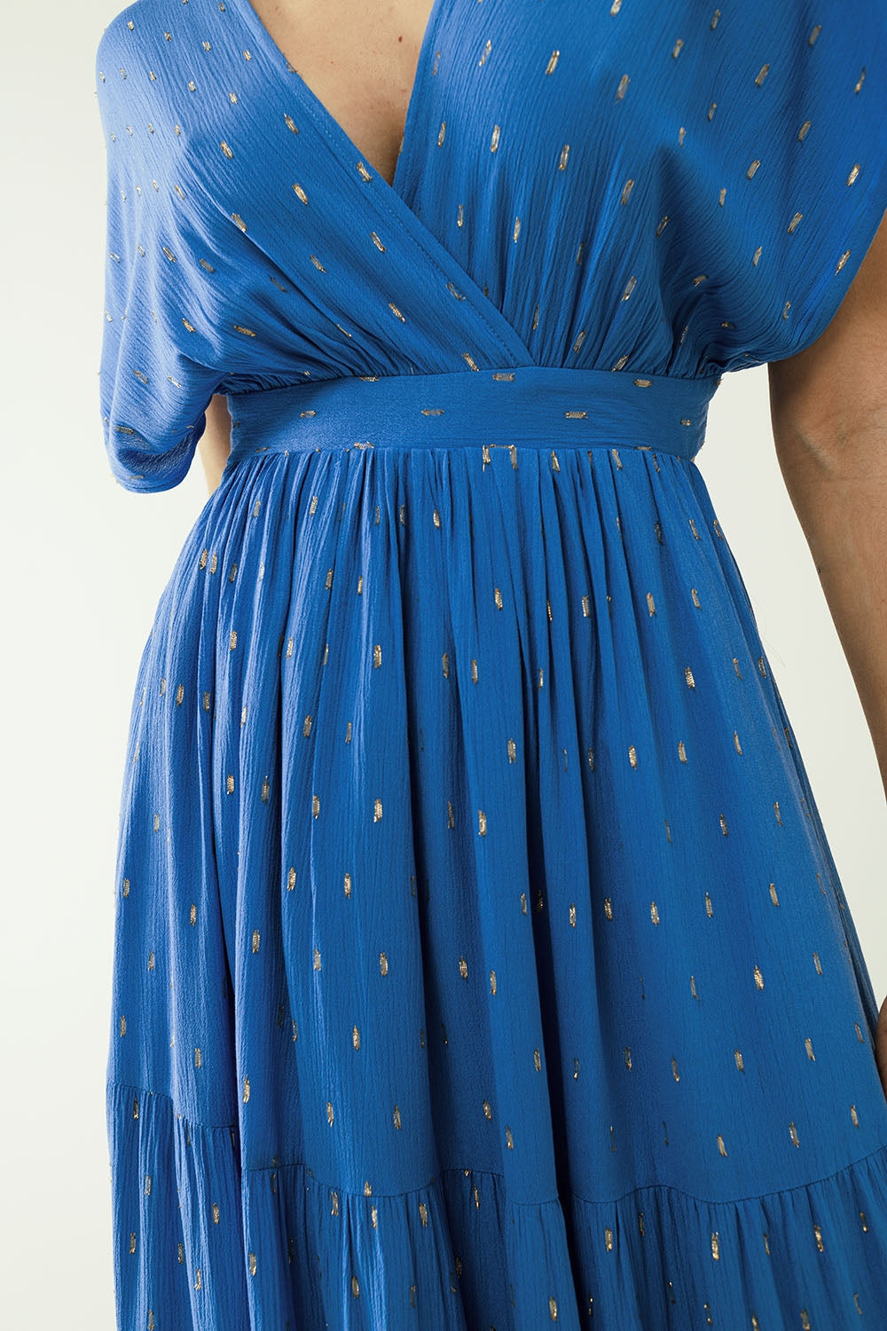 vestido maxi azul solto com pormenores dourados