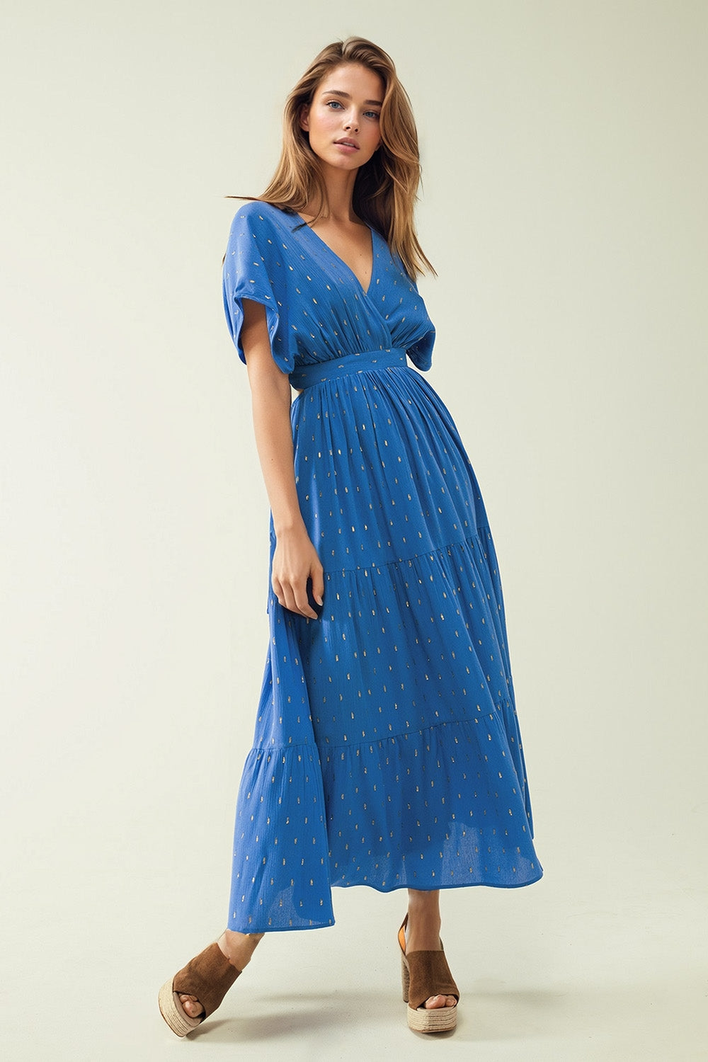 vestido maxi azul solto com pormenores dourados