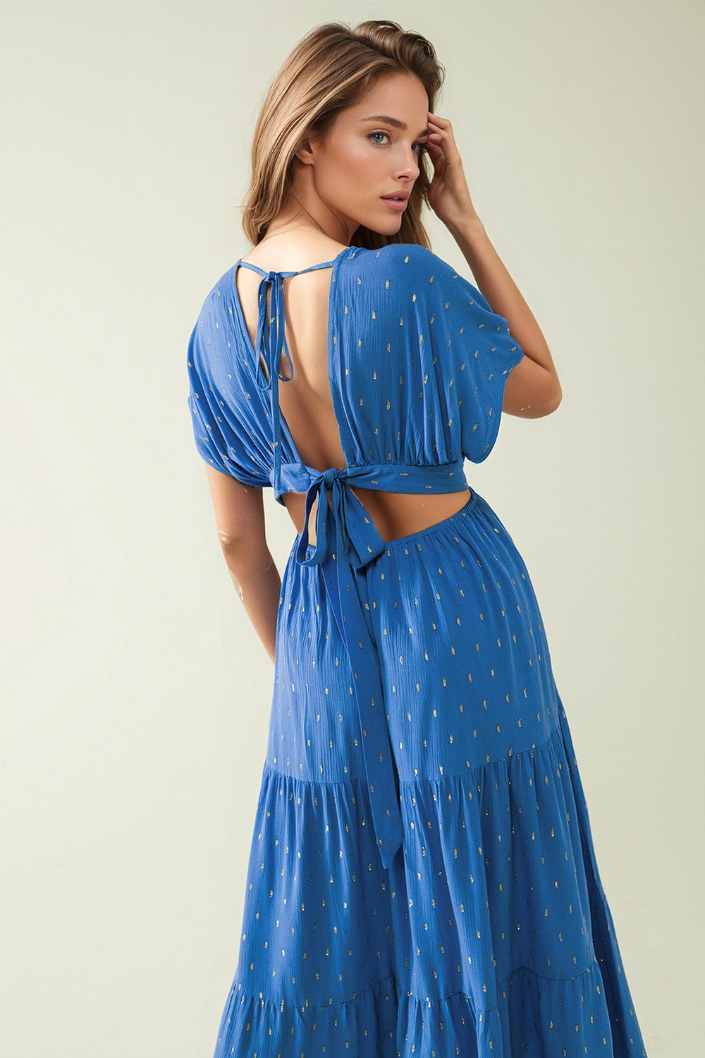 vestido maxi azul solto com pormenores dourados